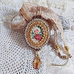 Pendentif Reflets de Ros&eacute;e brod&eacute; avec cabochon r&eacute;sine, dentelle ancienne, chatons, gouttes Crystal, perles verres et rocailles